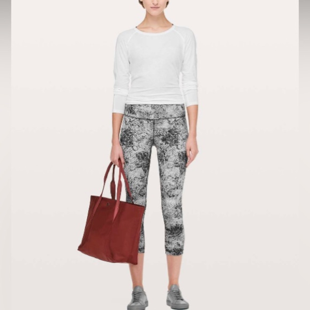 Lululemon Wunder Under Crop (High-Rise) *Full-On Luxtreme 21" Black and White